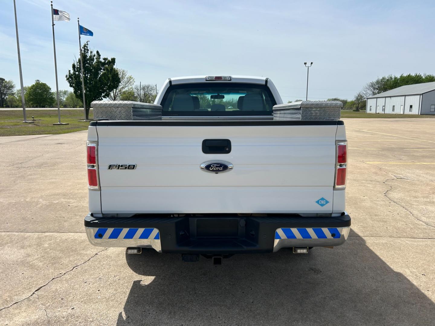 2014 White /Gray Ford F-150 XL SuperCab 6.5-ft. Bed 2WD (1FTEX1CM2EK) with an 3.7L V6 DOHC 24V engine, 6-Speed Automatic transmission, located at 17760 Hwy 62, Morris, OK, 74445, (918) 733-4887, 35.609104, -95.877060 - 2014 FORD F-150 XL SUPERCAB 6.5-ft. BED 2WD 3.7L V6 FEATURES KEYLESS REMOTE ENTRY, POWER LOCKS, POWER WINDOWS, AM/FM STEREO, SIRIUS XM STEREO, CD PLAYER, AUXILLARY PORT, CRUISE CONTROL, TRACTION CONTROL, MULTI-FUNCTIONING STEERING WHEEL CONTROLS, TRAILER HITCH. HAS 143,869 MILES WITH 235/75R17 TIR - Photo#5